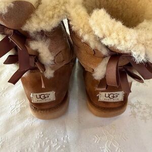 UGG Classic Boots w/ Bows Fluffy Insoles Great Soles ask 8 Gorgeous